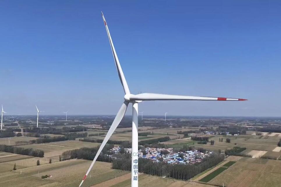 中國節(jié)能以“風(fēng)電+清潔供暖” 守護(hù)千家萬戶“光與暖”  　　文章來源：中國節(jié)能環(huán)保集團(tuán)有限公司　　發(fā)布時(shí)間：2023-11-23  　　從中國節(jié)能獲悉，2023至2024年度冬季采暖季期間，中國節(jié)能所