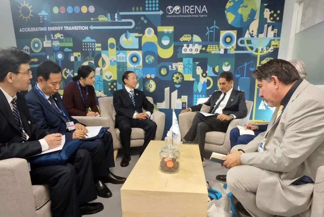 國家電網(wǎng)董事長辛保安與國際可再生能源署總干事卡梅拉、阿布扎比能源局主席阿爾馬拉爾、聯(lián)合國可持續(xù)發(fā)展解決方案網(wǎng)絡(luò)主席薩克斯會談