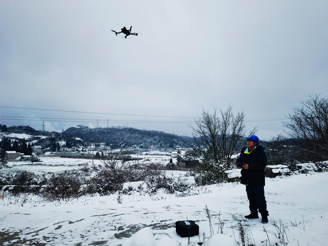 貴陽(yáng)供電局:寒流中巡檢輸電線路 為百姓的“溫暖”保駕護(hù)航