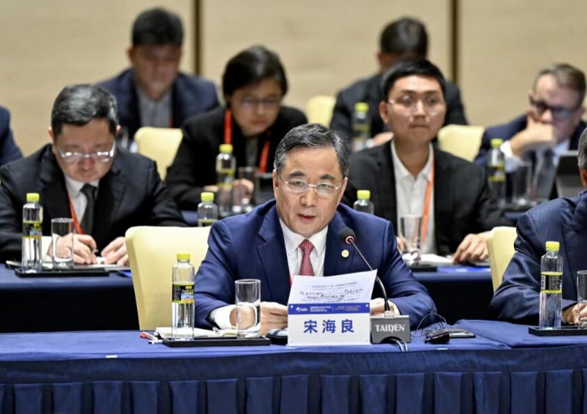 中國能建黨委書記、董事長宋海良參加中外企業(yè)家代表座談并發(fā)言