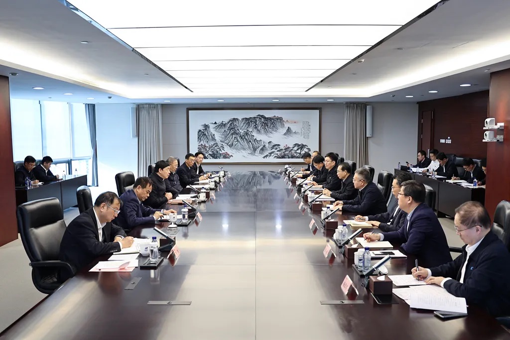 華電集團(tuán)董事長(zhǎng)江毅、總經(jīng)理葉向東與國(guó)家電網(wǎng)董事長(zhǎng)、黨組書(shū)記張智剛會(huì)談