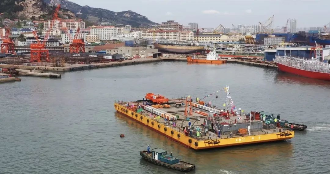 山東海洋集團藍(lán)鯤系列裝備—海上光伏多功能打樁運維船“藍(lán)鯤02”順利吉水