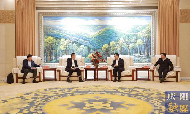 慶陽(yáng)市委書(shū)記黃澤元、市長(zhǎng)周繼軍與山東能源集團(tuán)黨委書(shū)記、董事長(zhǎng)李偉一行座談