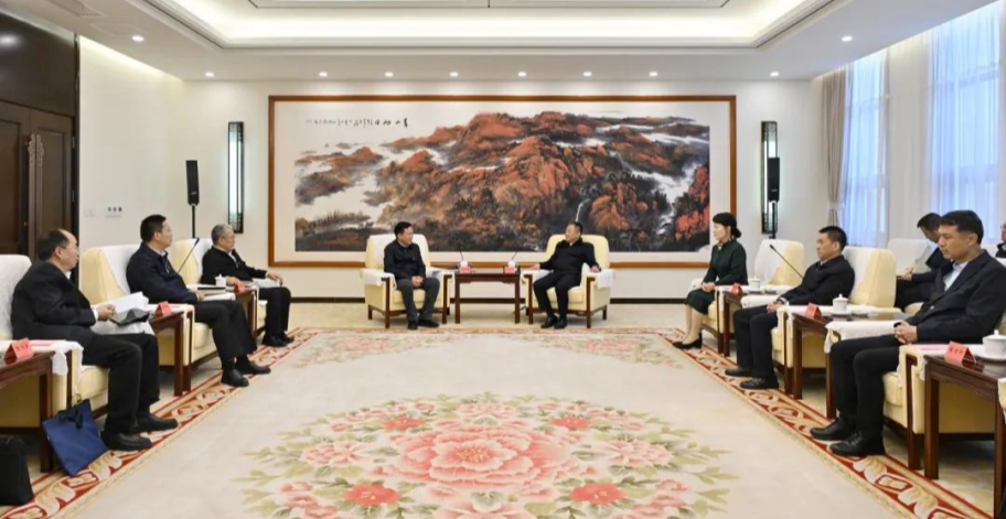 國(guó)家電投董事長(zhǎng)劉明勝、總經(jīng)理栗寶卿拜會(huì)內(nèi)蒙古自治區(qū)黨委書記孫紹騁、自治區(qū)主席王莉霞