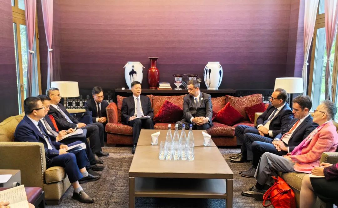 東方電氣集團(tuán)黨組書(shū)記、董事長(zhǎng)俞培根與法國(guó)電