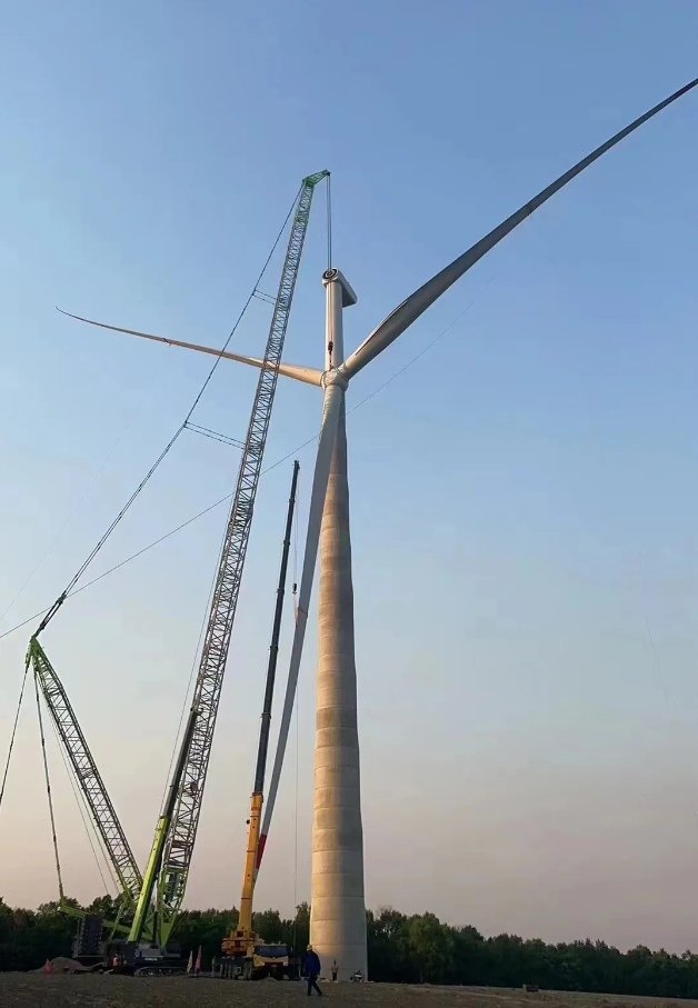 遜克縣寶山鄉(xiāng)重電200MW首臺風機吊裝成功