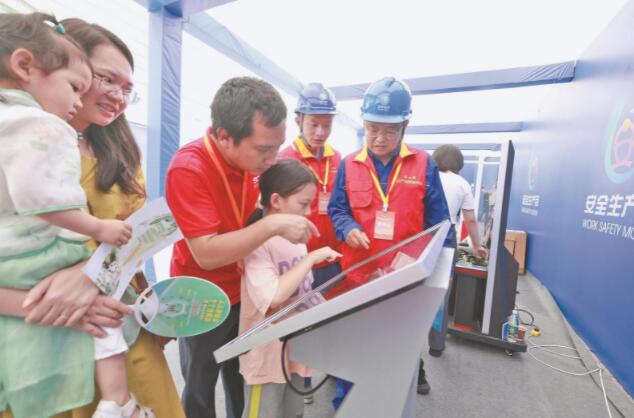 國(guó)網(wǎng)成都供電公司面對(duì)面宣傳演示 把安全知識(shí)送到客戶(hù)身邊