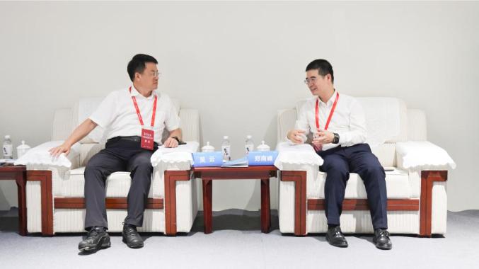 吳云與中國科學(xué)院院士、中國氫能聯(lián)盟戰(zhàn)略指導(dǎo)委員會委員、廈門大學(xué)教授鄭南峰座談