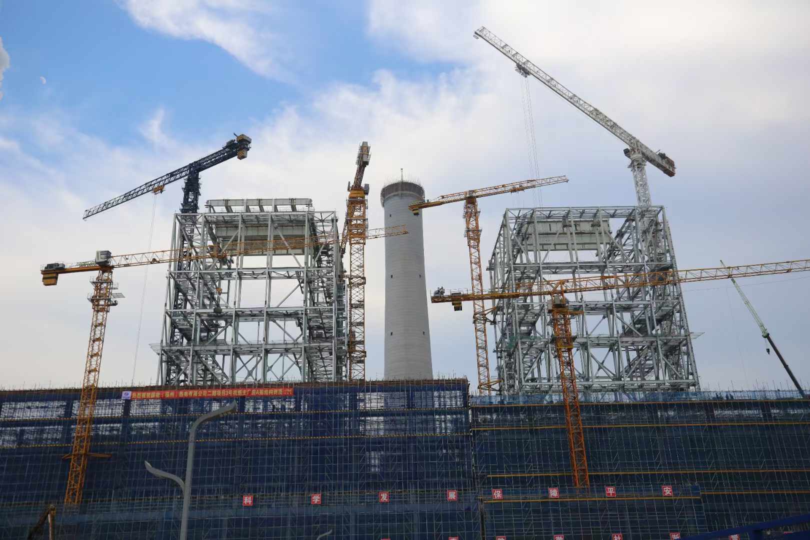 國能(福州)熱電有限公司二期3號主廠房A列結(jié)構(gòu)結(jié)頂