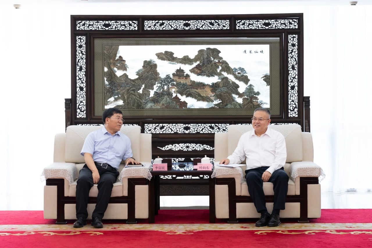 華電集團(tuán)黨組副書記、總經(jīng)理葉向東與三峽集團(tuán)黨組副書記、總經(jīng)理李富民舉行會(huì)談