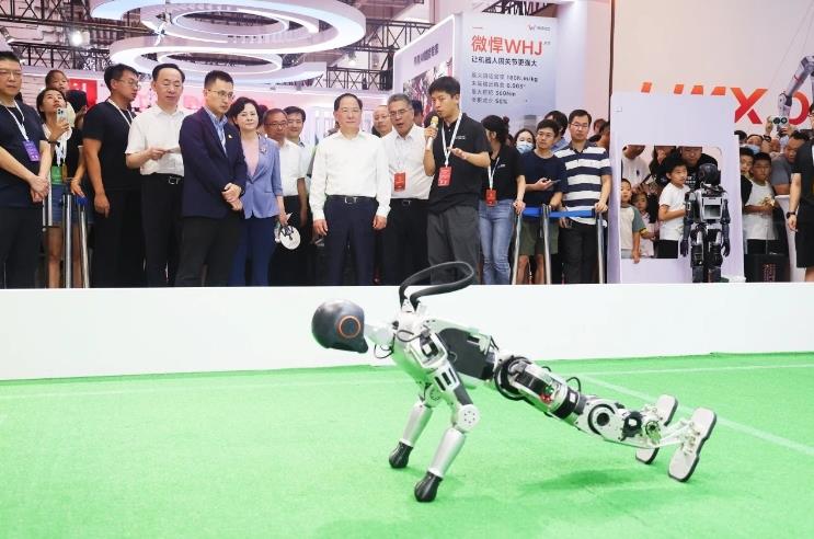 工信部黨組書記、部長金壯龍參觀調(diào)研2024世界機器人大會