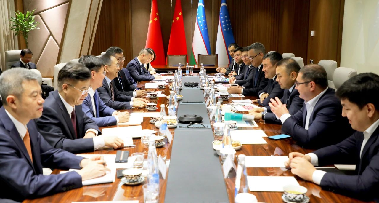 大唐集團有限公司黨組書記、董事長鄒磊與烏茲別克斯坦總理阿里波夫會談