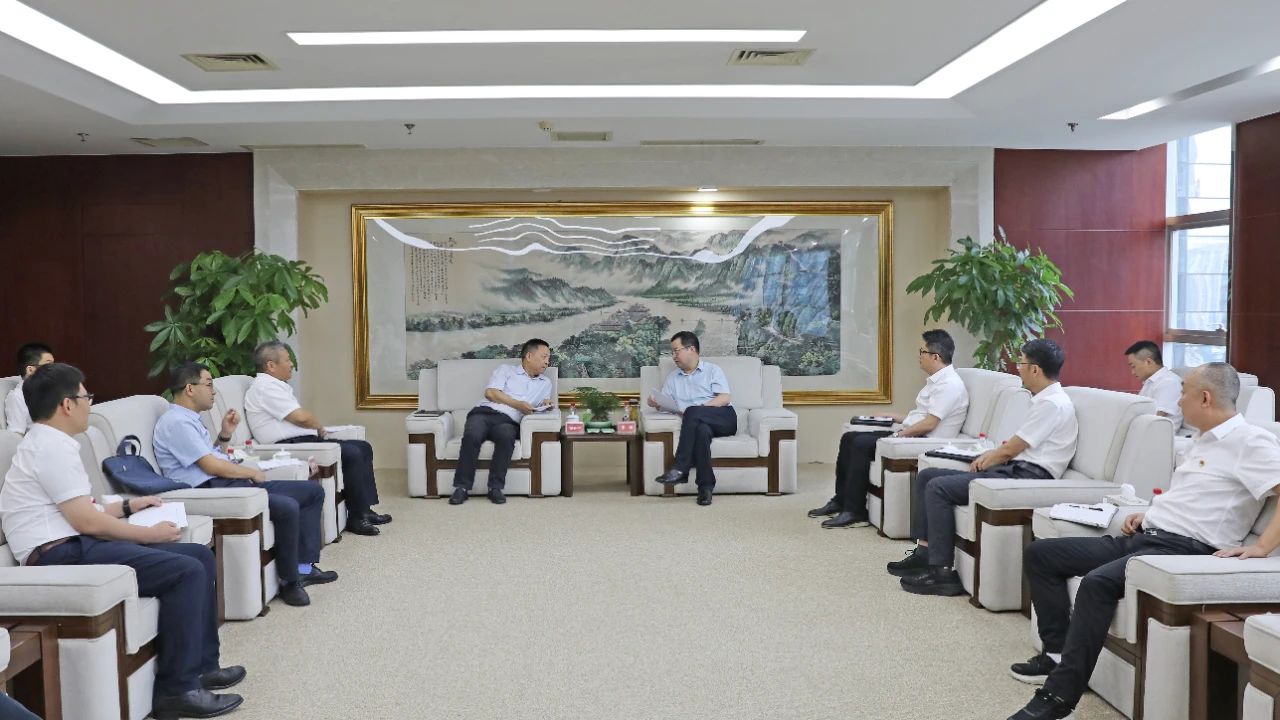 大唐四川公司黨委書(shū)記、董事長(zhǎng)梁華與水電十局黨委書(shū)記、董事長(zhǎng)范開(kāi)平會(huì)談