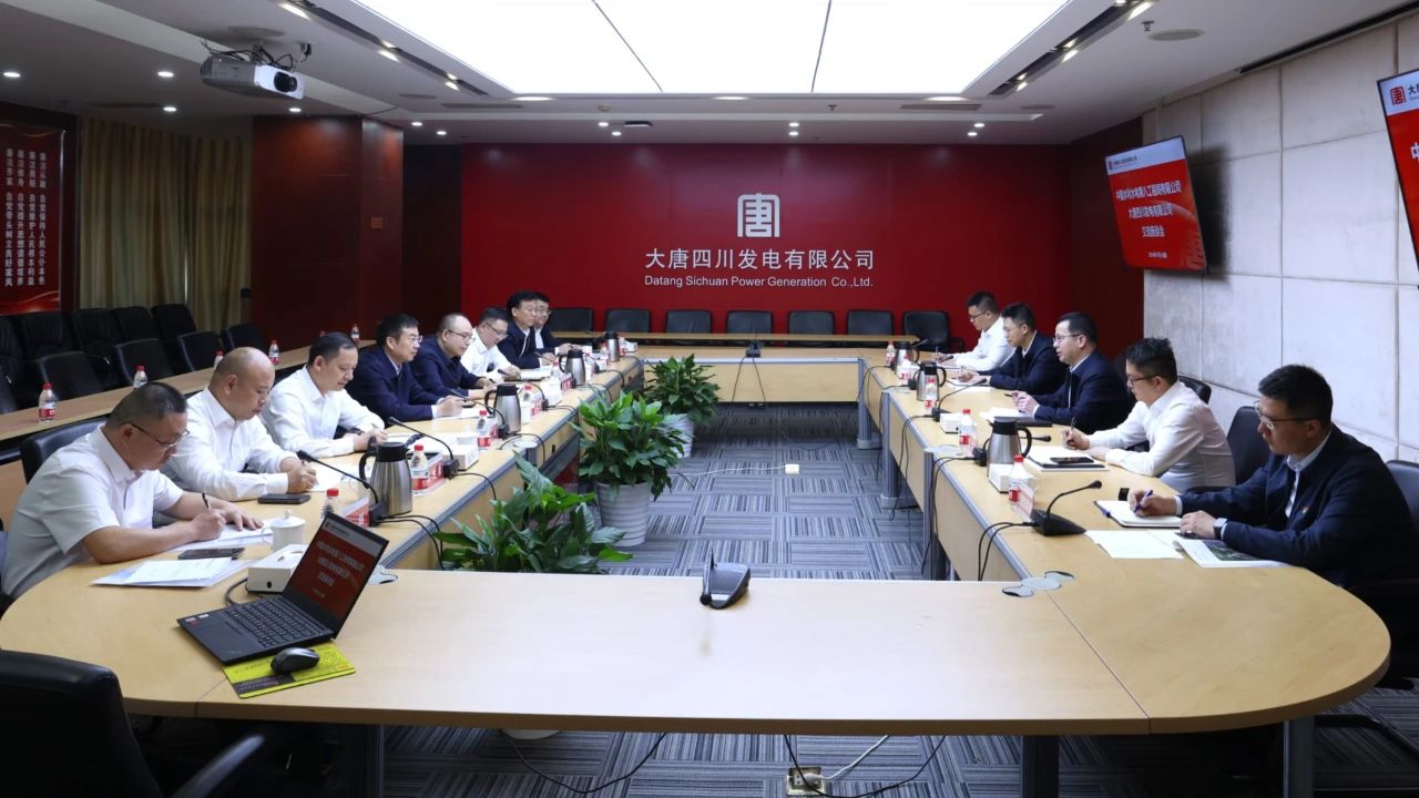 梁華與水電八局黨委書記、董事長姜清華會(huì)談