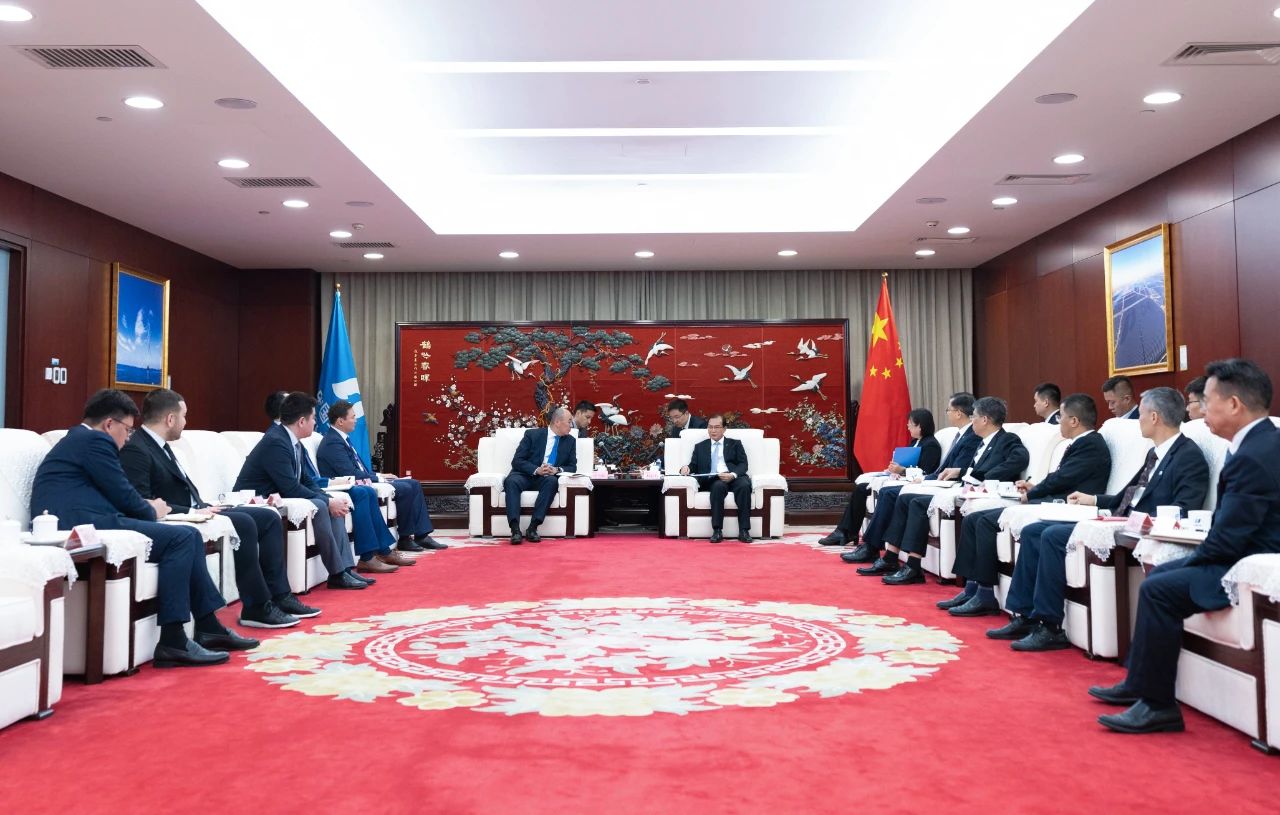 華電集團(tuán)董事長、黨組書記江毅與哈薩克斯坦工業(yè)和建設(shè)部部長哈納特·沙爾拉帕耶夫會(huì)談