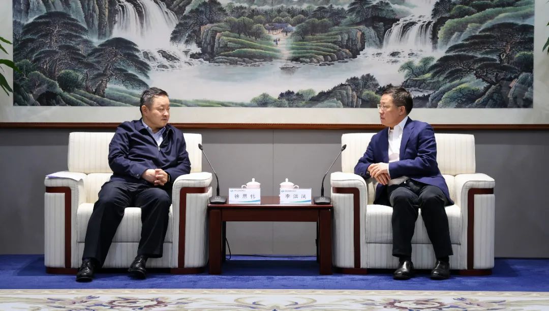 中國電氣裝備黨委書記、董事長李洪鳳會見中國國新黨委書記、董事長徐思偉