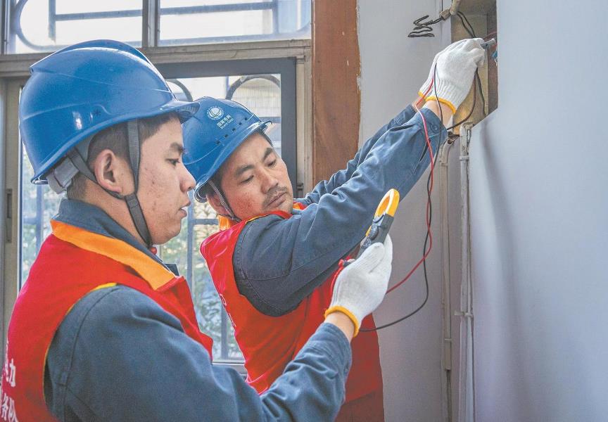 安徽休寧:獨(dú)居老人家中失電 服務(wù)隊(duì)上門(mén)除故障