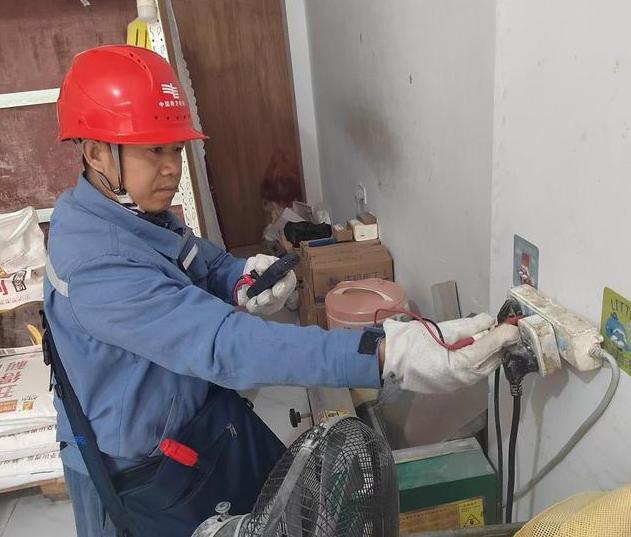 李錦陽:扎根電網(wǎng)一線 用心守護萬家燈火