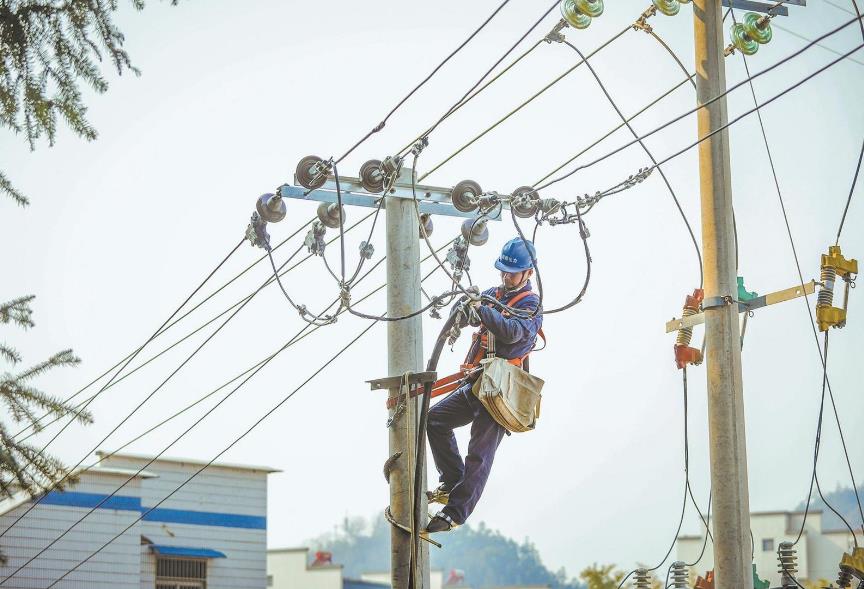 安徽祁門:攻堅臺區(qū)增容改造 滿足居民冬季用電需求
