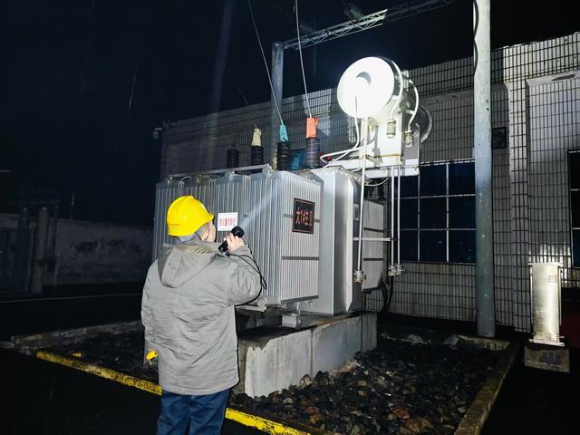 國網(wǎng)偃師供電公司全力應(yīng)對風(fēng)雪,確保供電穩(wěn)定