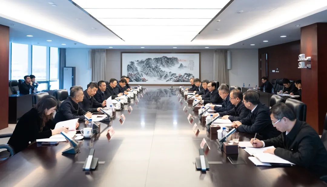 華電集團(tuán)董事長(zhǎng)江毅、總經(jīng)理葉向東與哈電集團(tuán)董事長(zhǎng)曹志安、總經(jīng)理黃偉舉行會(huì)談