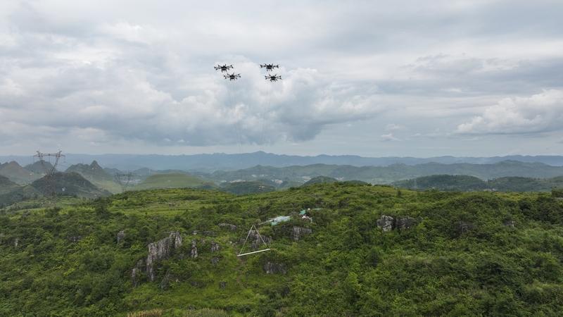 重載無人機(jī)四機(jī)聯(lián)吊首次運(yùn)用于貴州省220千伏輸電線路施工現(xiàn)場
