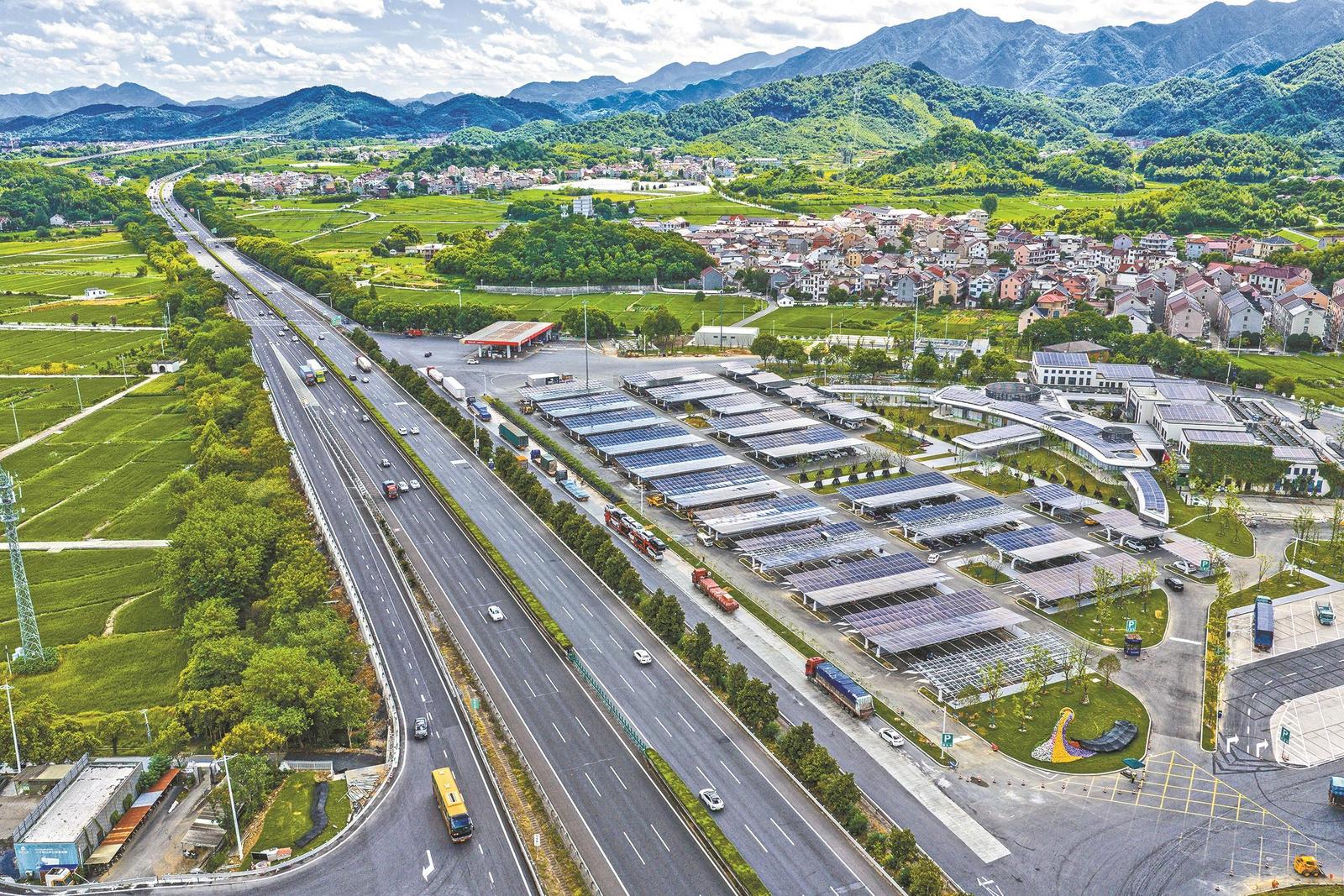全國(guó)最大規(guī)模高速公路充電站在浙江杭州投運(yùn)
